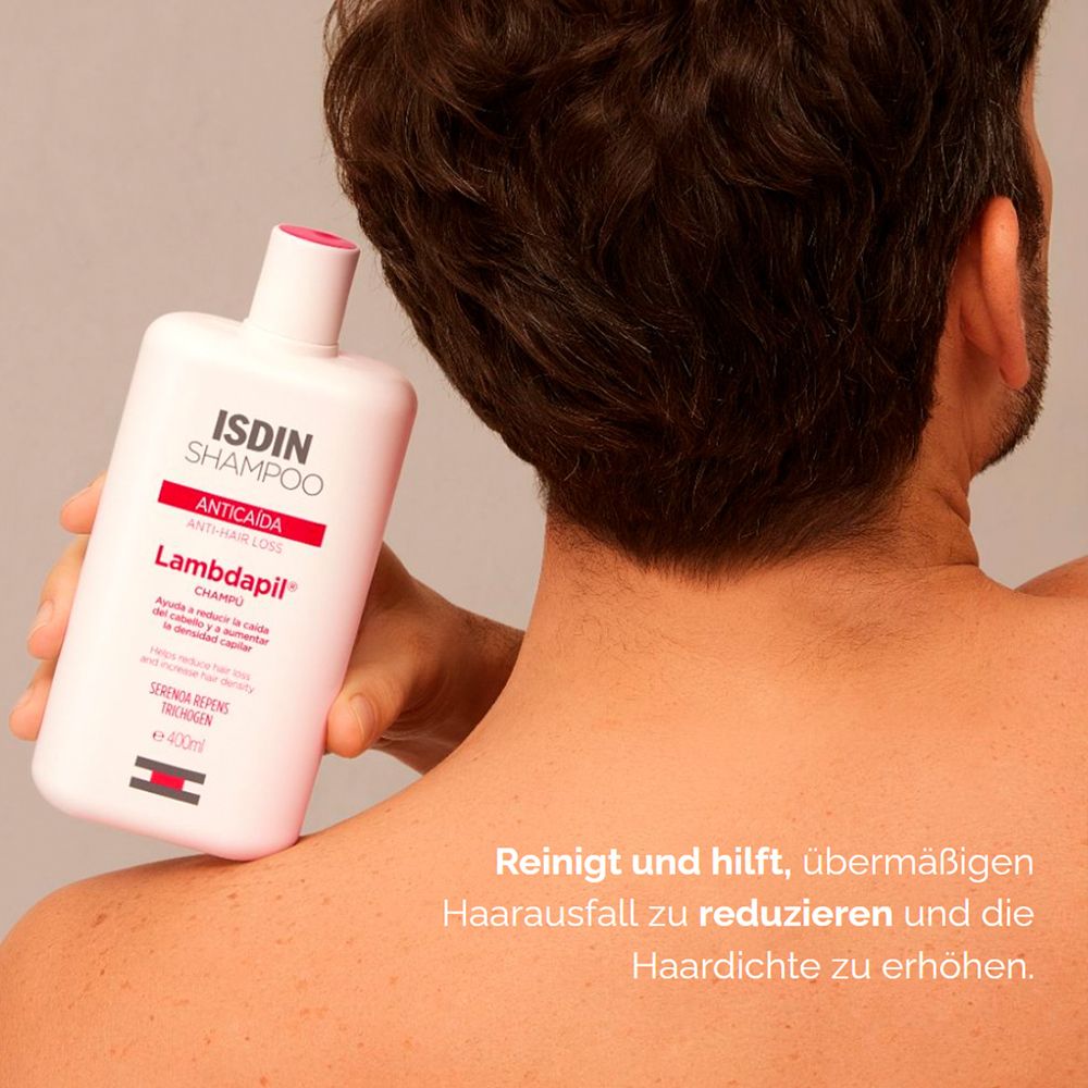 Mann hält Shampoo-Flakon. ISDIN Shampoo, Lambdapil. Roter Schriftzug. 400ml.