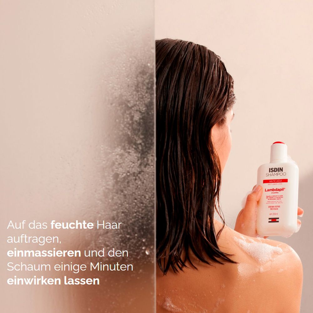 Frau wäscht Haare mit Shampoo. ISDIN Shampoo, Lambdapil. Auf feuchtes Haar auftragen.