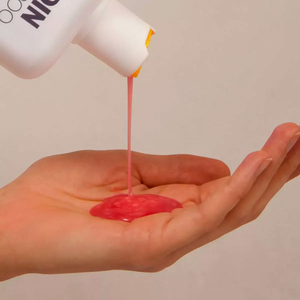 ISDIN Nutradeica Shampoo wird in eine Handfläche gegeben.
