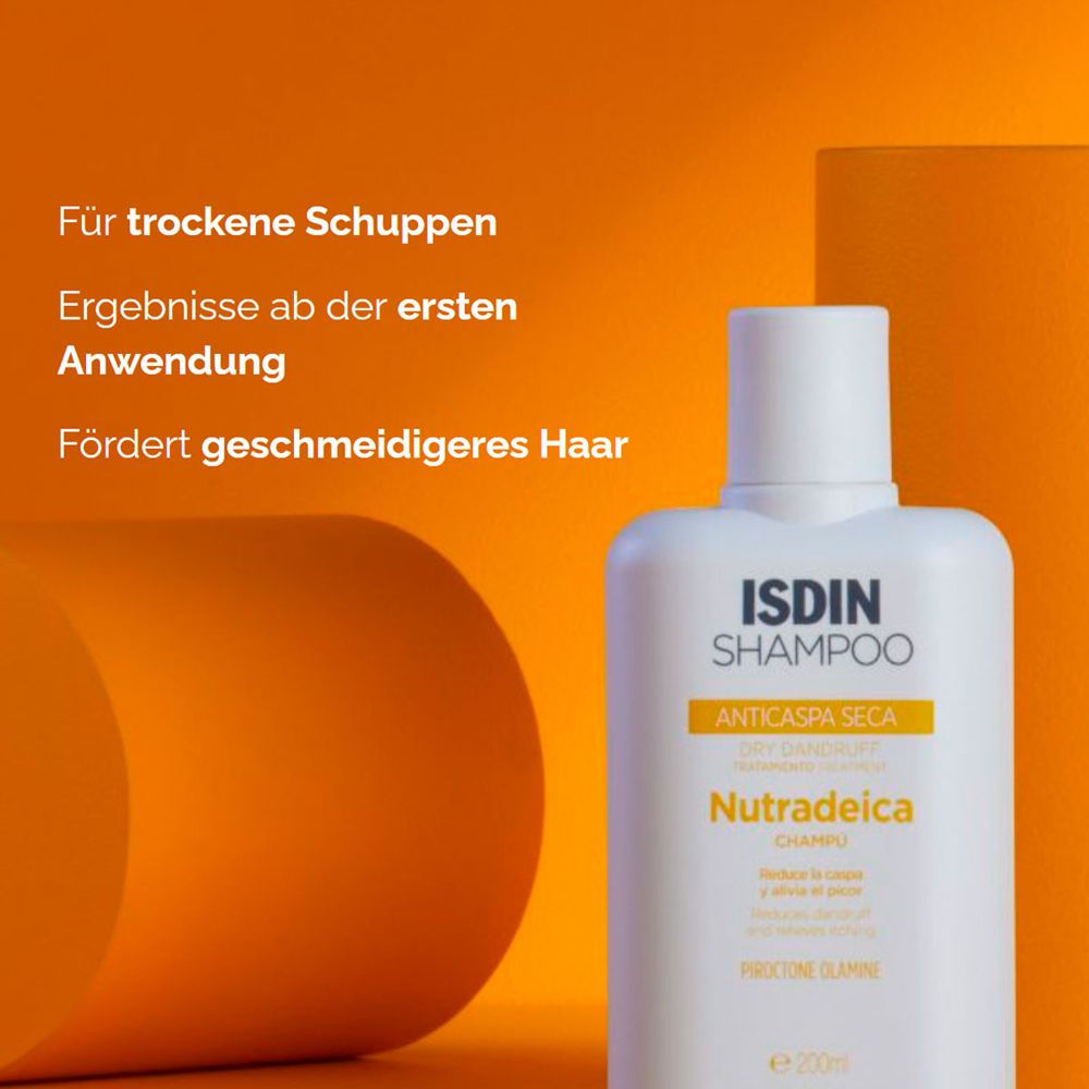 ISDIN Nutradeica Shampoo Flasche neben orangefarbenen Zylindern.