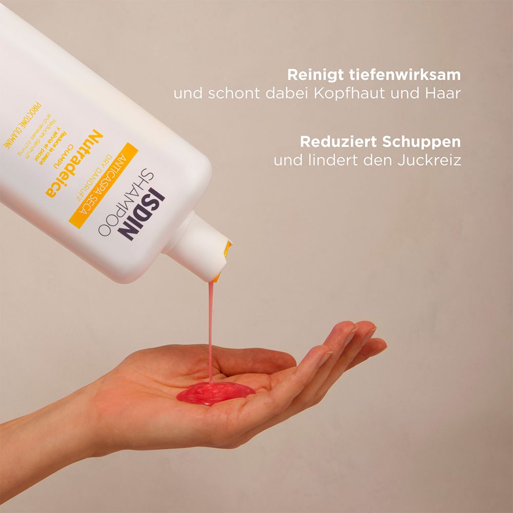 ISDIN Nutradeica Shampoo wird in eine Handfläche gegossen.
