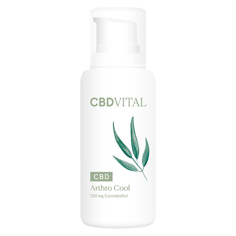 Weiße Flasche mit Pumpverschluss. Aufschrift CBDVITAL, CBD Arthro Cool, 250 mg Cannabidiol. Grüne Blätter.