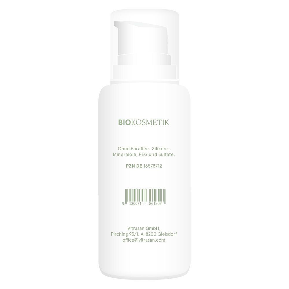 Weiße Flasche mit Pumpverschluss. Aufschrift BIOKOSMETIK. Barcode und Text. Vitrasan GmbH.