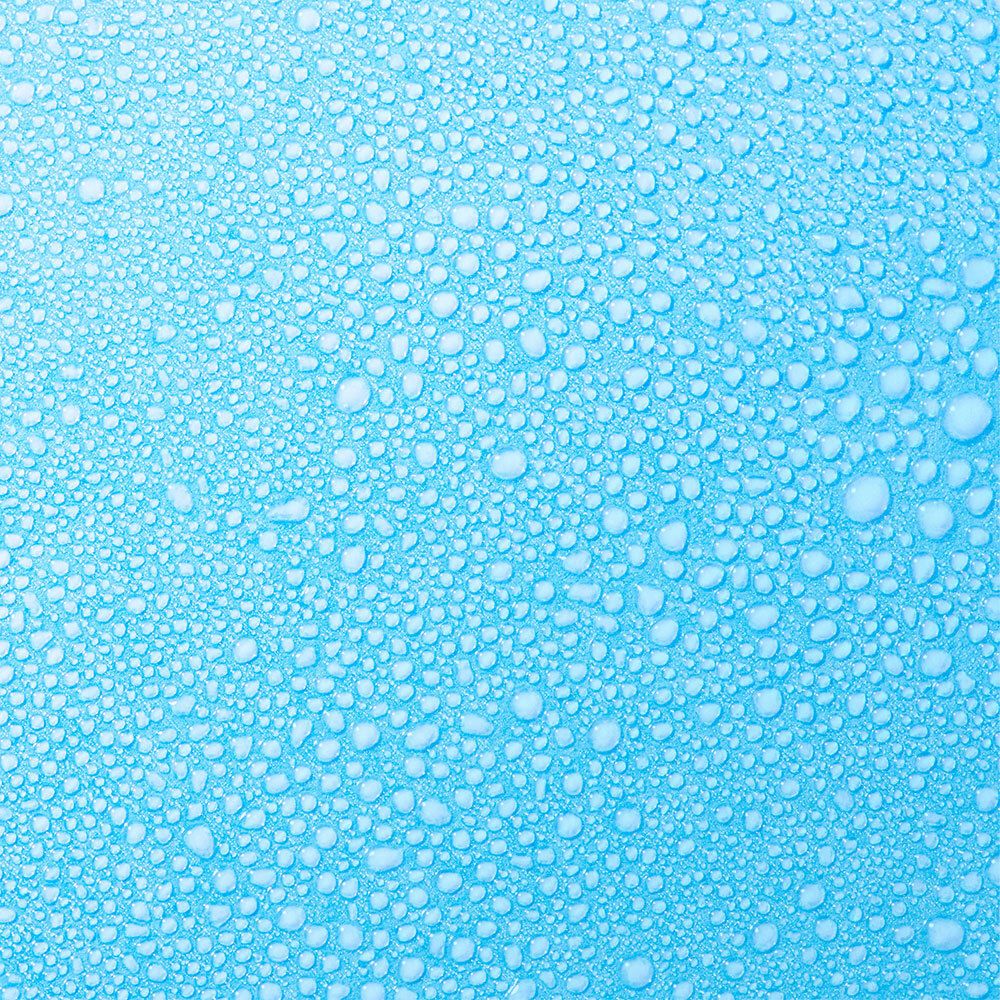 Hellblauer Hintergrund mit Wassertropfen. Hintergrund für das Produkt.