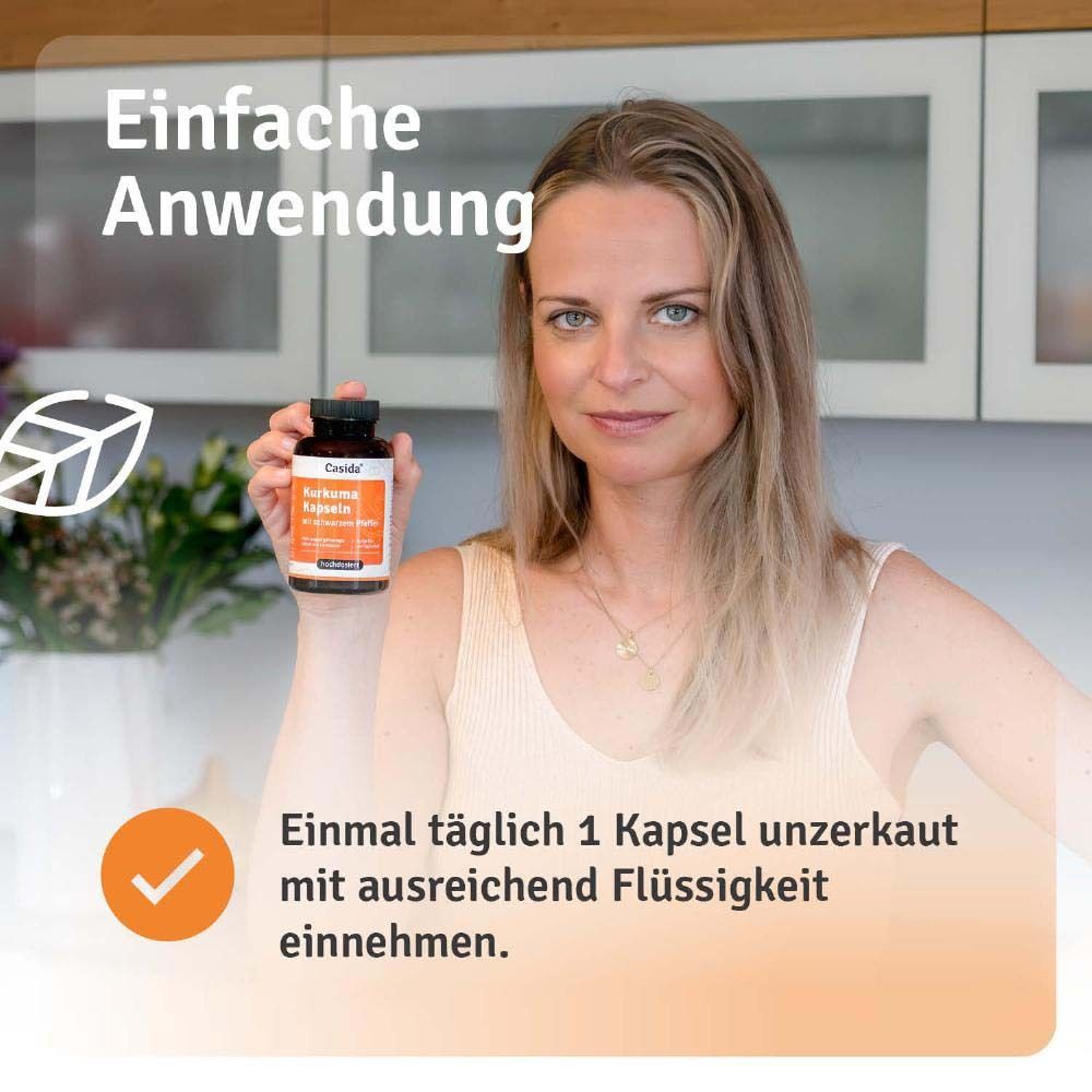 Frau hält Produktflasche. Text: Casida®, Kurkuma Kapseln. Einnahme: 1 Kapsel unzerkaut mit Flüssigkeit.
