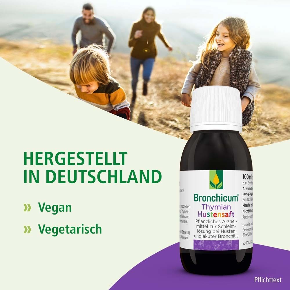 Flasche Hustensaft mit Familie im Hintergrund. Text: Hergestellt in Deutschland. Vegan. Vegetarisch.