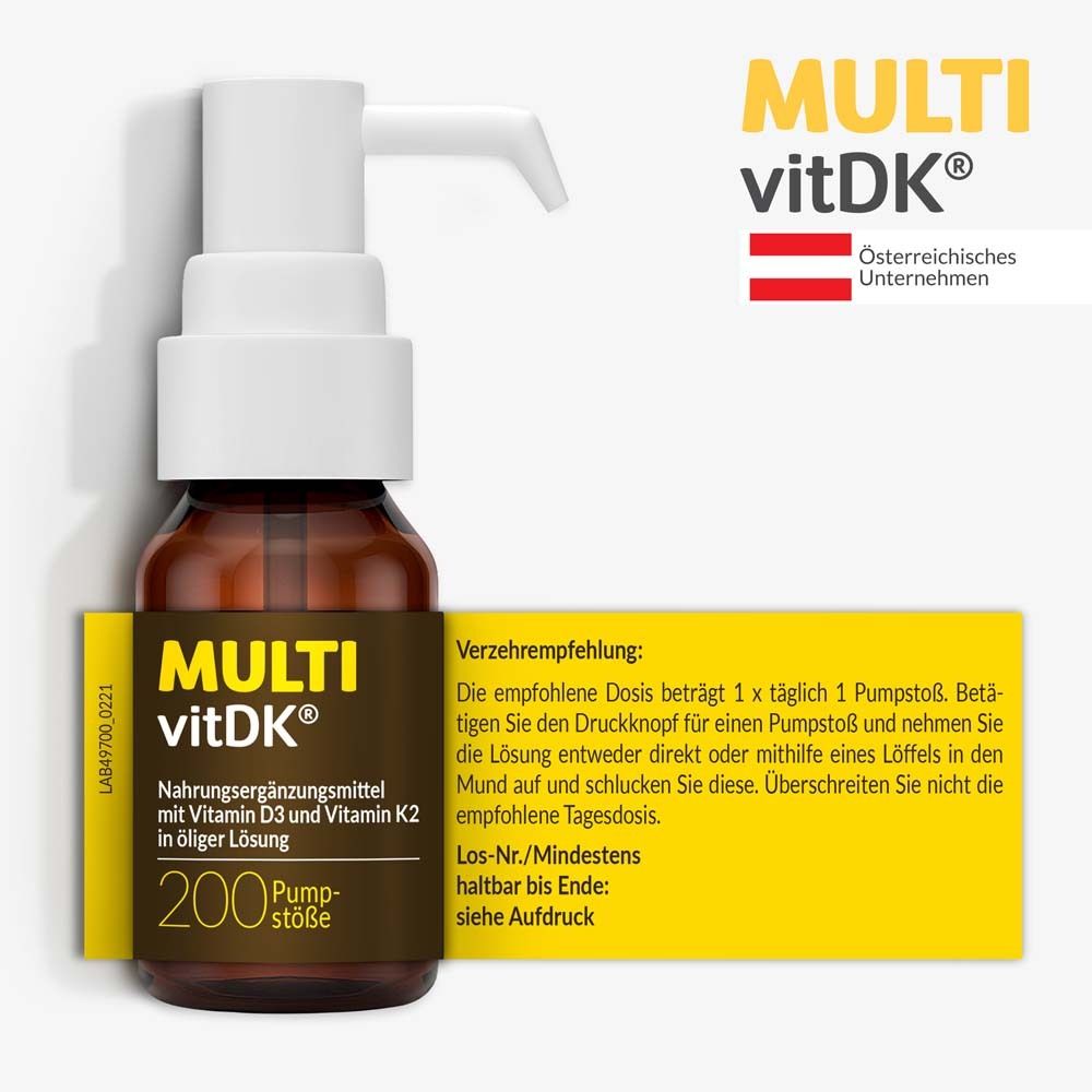 Braune Flasche mit Sprühkopf. MULTIvitDK® Nahrungsergänzungsmittel. 200 Pumpstöße. Verzehrempfehlung auf gelbem Etikett.