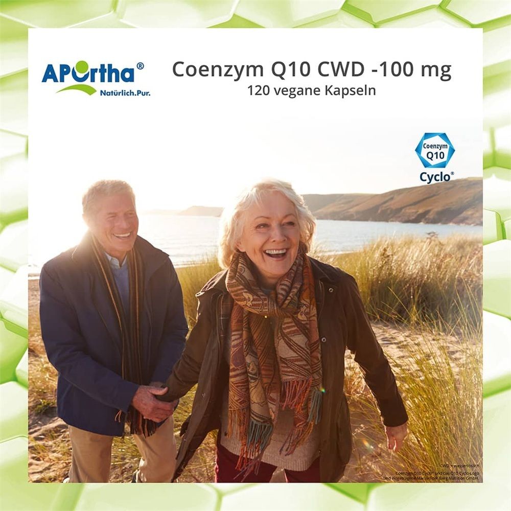 Älteres Paar genießt einen Strandspaziergang, bewirbt APOrtha Coenzym Q10 Kapseln.