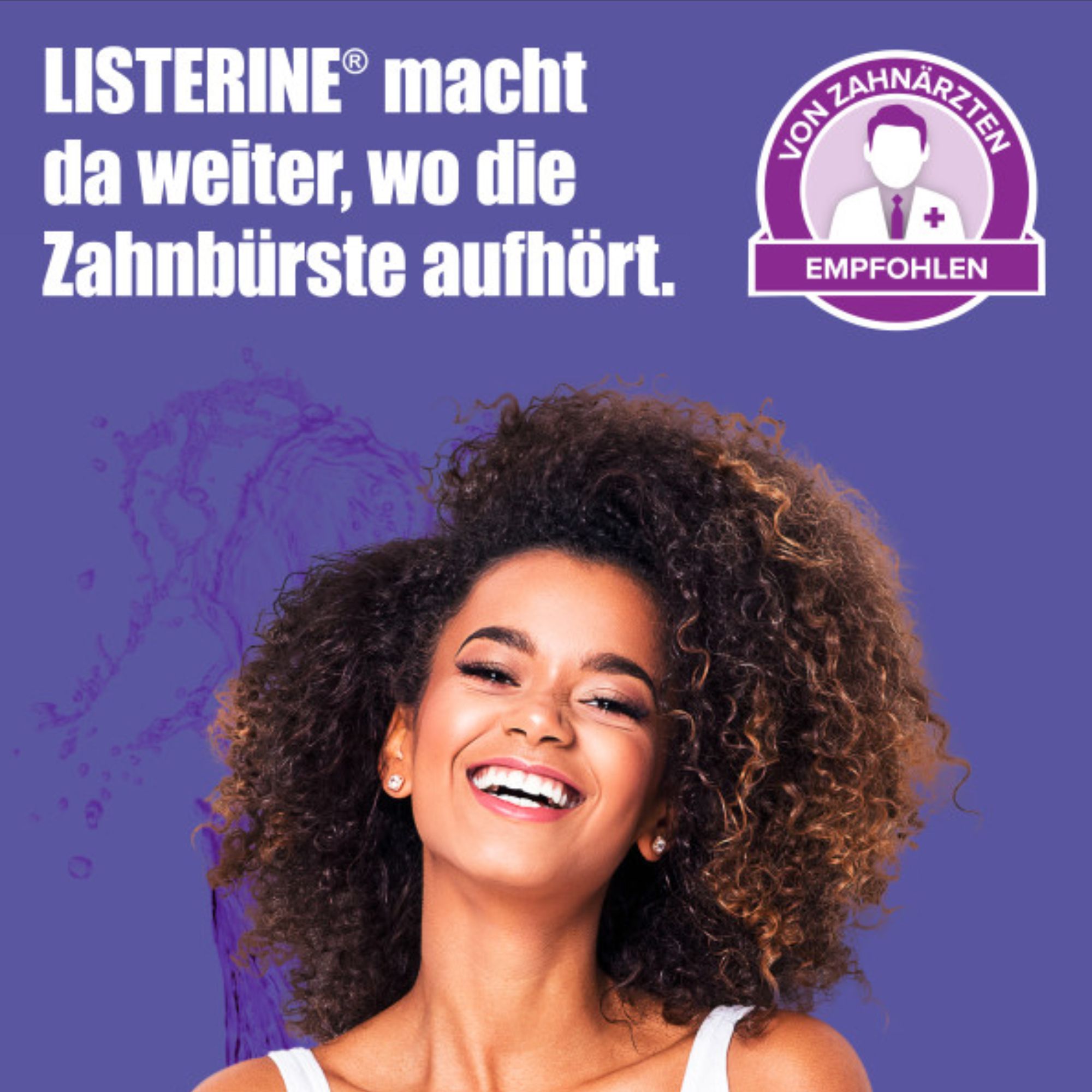 Frau lächelt. Text: LISTERINE® macht da weiter, wo die Zahnbürste aufhört. Empfohlen von Zahnärzten.