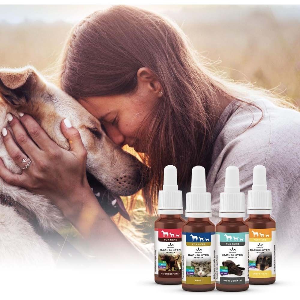 Vier Flaschen Bachblüten Tropfen. Frau umarmt Hund. Etiketten: Für Tiere. Verschiedene Farben. Bio, Vegan, Alk. Frei.