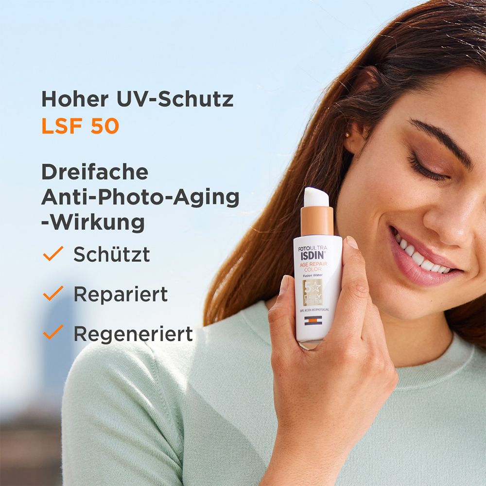 Frau hält eine Sonnencreme. Aufschrift: ISDIN, Age Repair Color, Fusion Water. Text: Hoher UV-Schutz LSF 50.