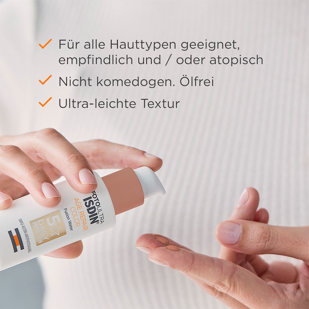 Frau drückt Sonnencreme auf ihren Finger. Text: Für alle Hauttypen geeignet, nicht komedogen, ultra-leichte Textur.