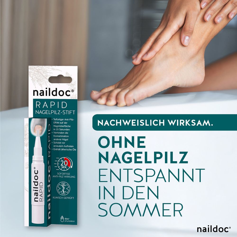 Produktverpackung und Stift neben einem Fuß. Text: Ohne Nagelpilz entspannt in den Sommer. Logo: naildoc.
