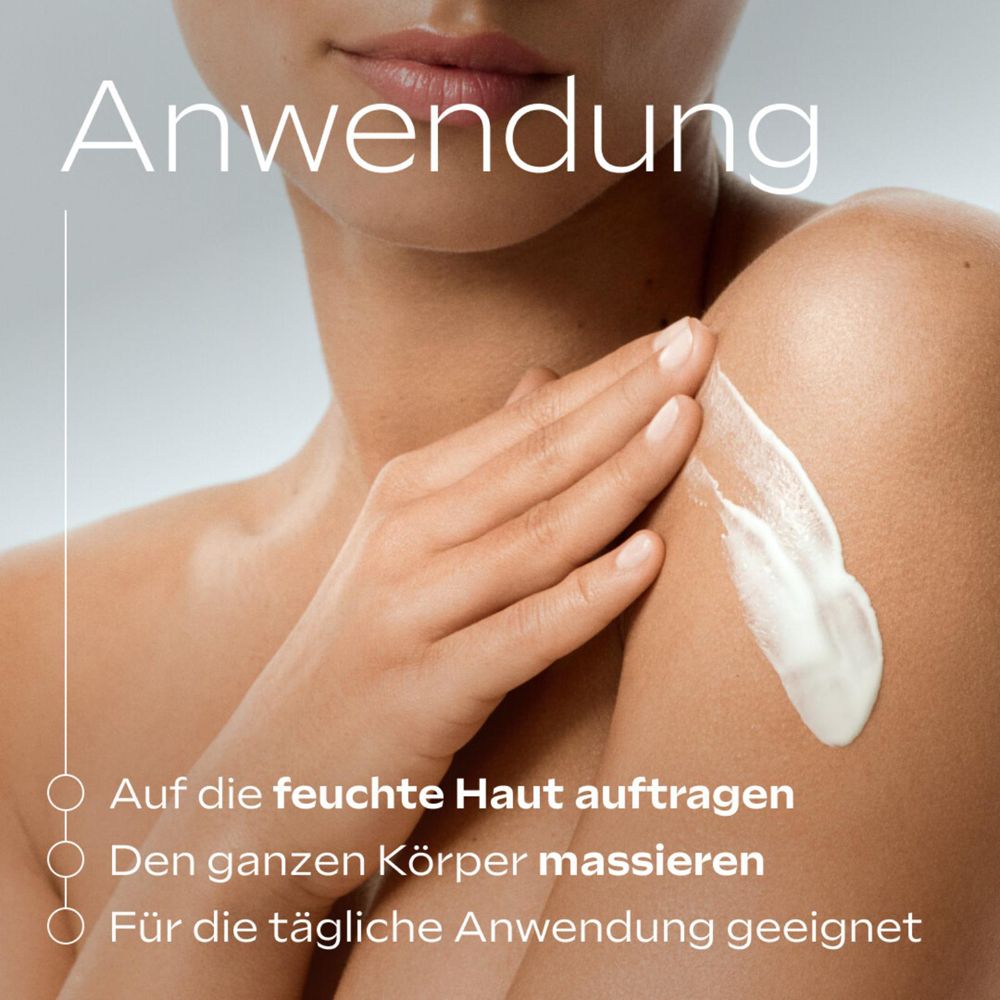 Frau mit heller Haut, trägt Creme auf die Schulter auf. Creme-Klecks sichtbar.