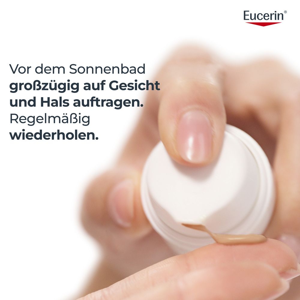 Hand mit Sonnencreme. Text: Großzügig auf Gesicht und Hals auftragen. Regelmäßig wiederholen.