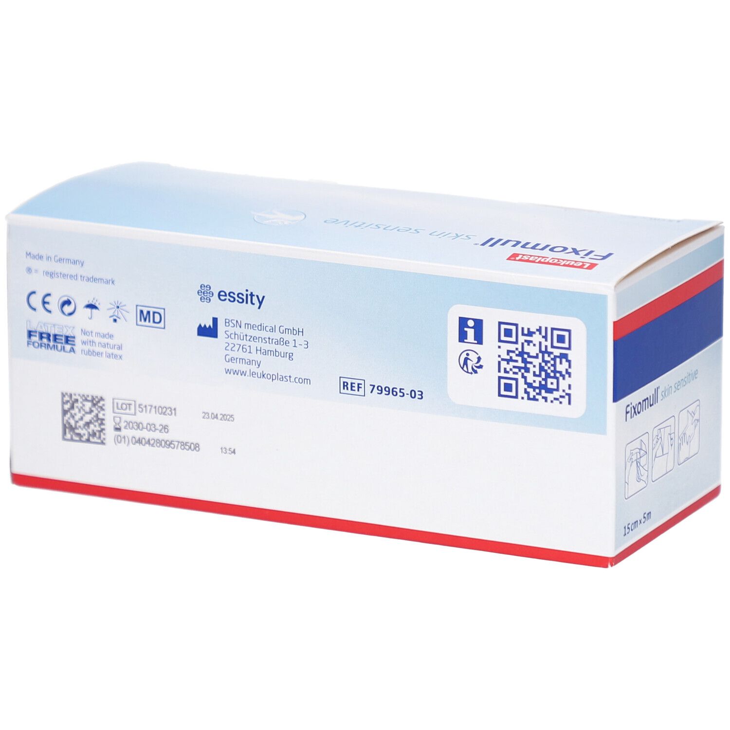 Rückseite der FIXOMULL skin sensitive Verpackung. Herstellerinformationen, QR-Code und Zertifizierungen.