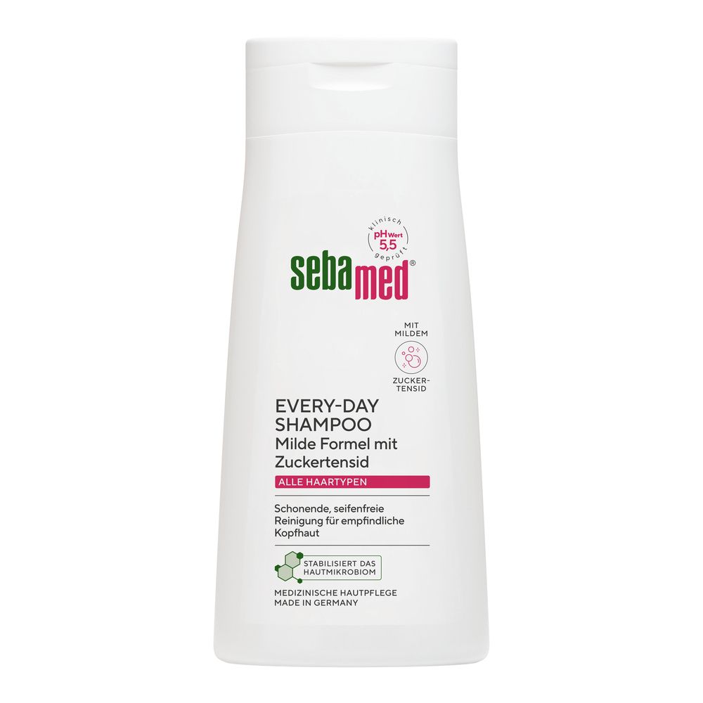 Weißes Shampoo von sebamed® mit grünem Logo. Aufschrift: EVERY-DAY SHAMPOO, milde Formel mit Zuckertensid. Für alle Haartypen.