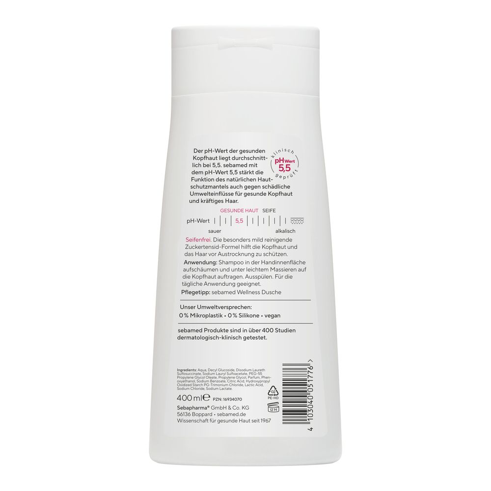 Rückseite der weißen sebamed® Shampoo-Flasche. Text: pH-Wert 5,5, schützt vor Umwelteinflüssen. Inhaltsstoffe, 400ml, vegan, dermatologisch getestet.