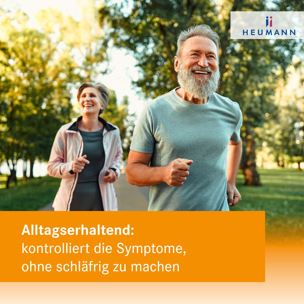 Älteres Paar joggt im Park. Text: Kontrolliert die Symptome, ohne schläfrig zu machen. Marke: HEUMANN.