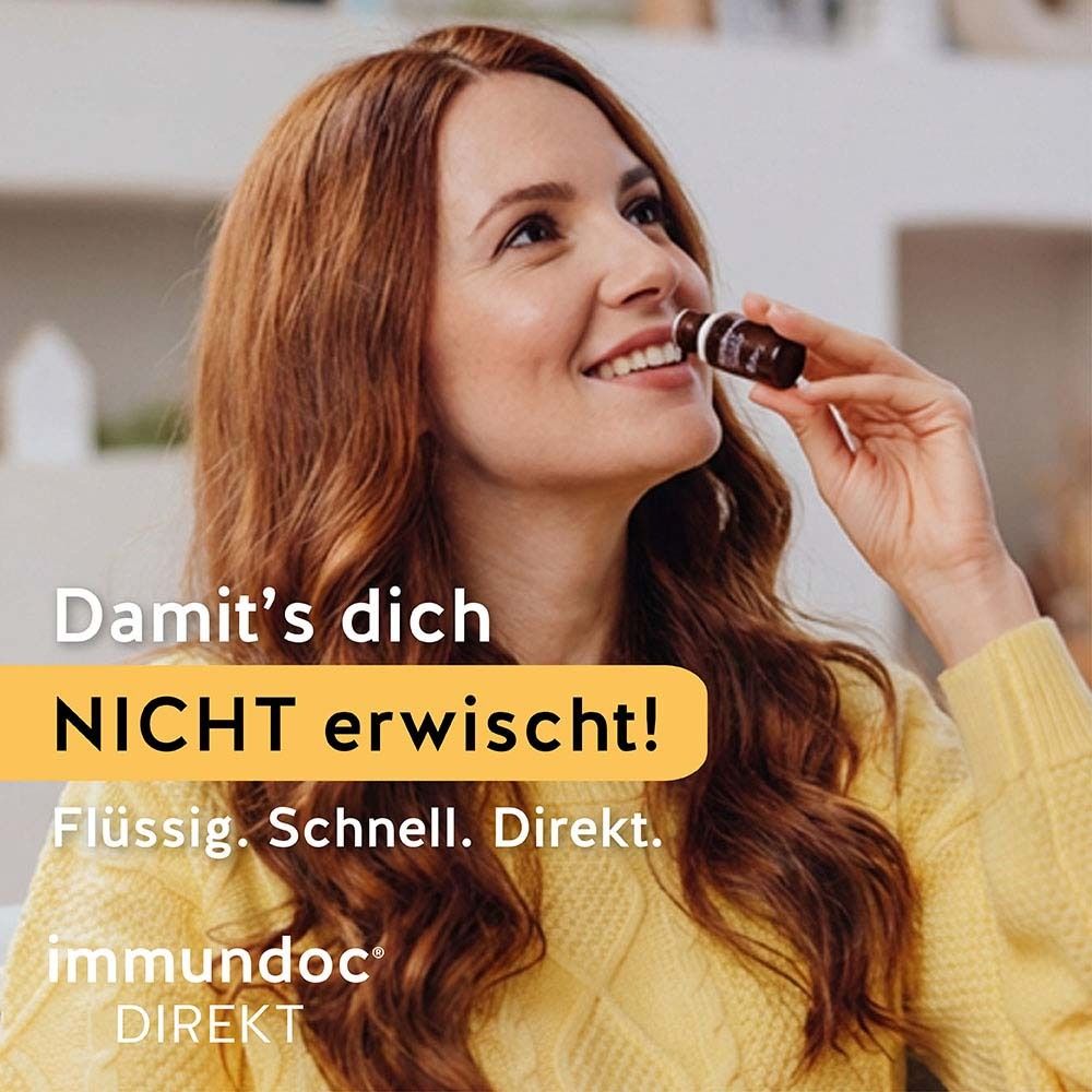 Frau lächelt und trinkt aus einer Flasche immundoc DIREKT. Text: Damit's dich NICHT erwischt!