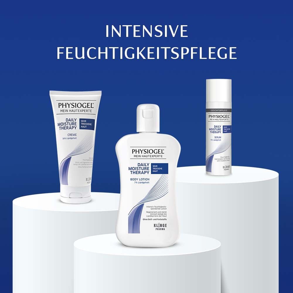 Drei Produkte: PHYSIOGEL® Creme, Body Lotion und Serum. Weiße Flaschen auf Podesten.