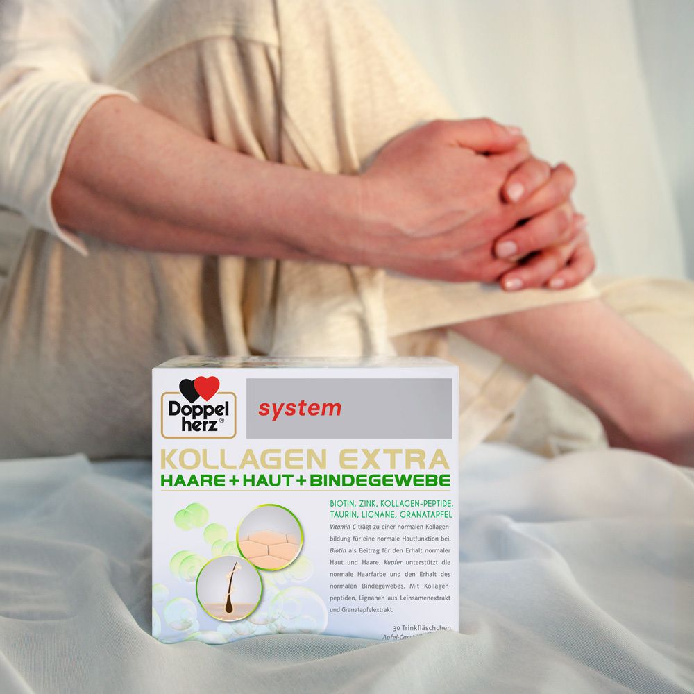 Produktverpackung Kollagen Extra. Aufschrift: Haare + Haut + Bindegewebe. 30 Trinkfläschchen. Auf weißer Bettwäsche.