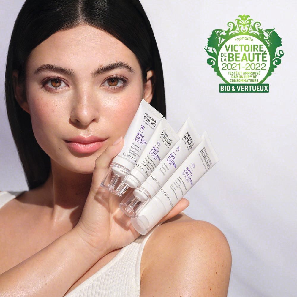 Frau hält mehrere Tuben. Marke: ANNEMARIE BÖRLIND. Produkt: NATU COLLAGEN BOOST. Auszeichnung: Victoire de la Beauté.