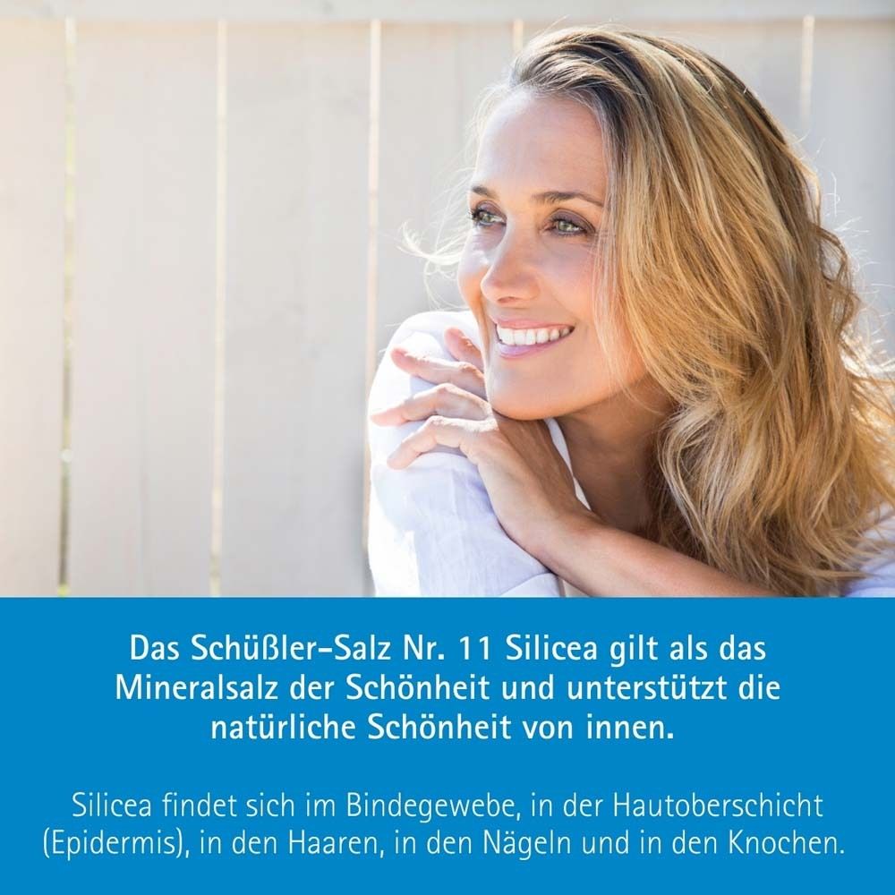 Frau lächelt. Text: Schüssler-Salz Nr. 11 Silicea unterstützt die natürliche Schönheit von innen. Silicea im Bindegewebe, Haaren, Nägeln.