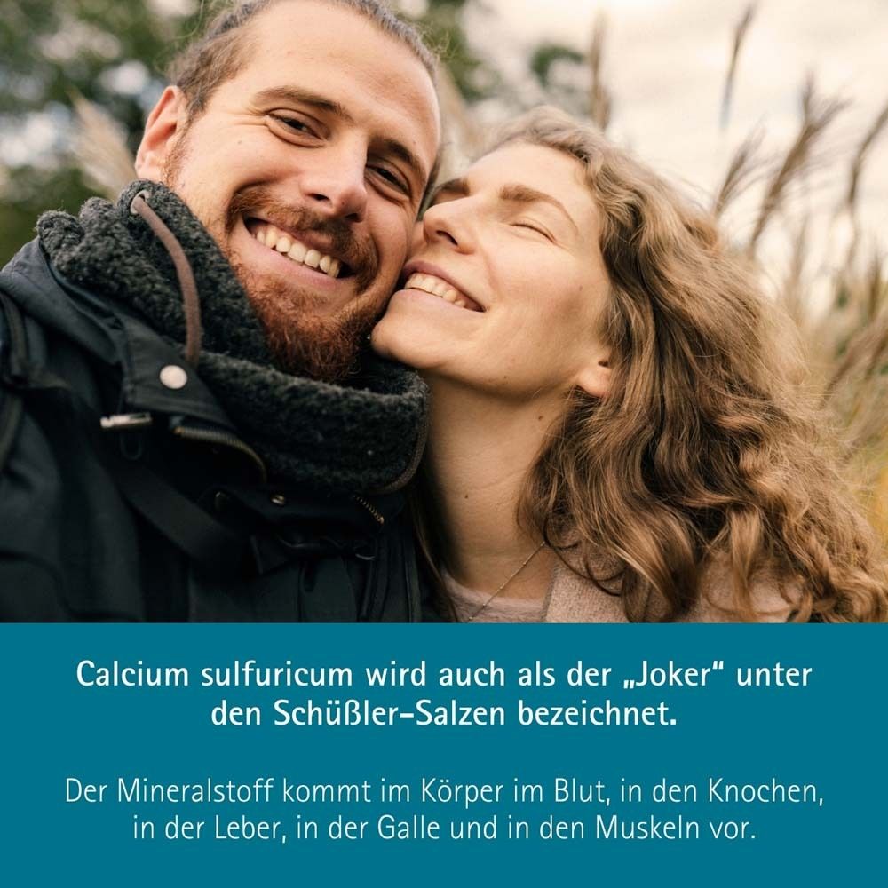 Ein lächelndes Paar im Freien. Text: Calcium sulfuricum wird auch als Joker unter den Schüßler-Salzen bezeichnet.