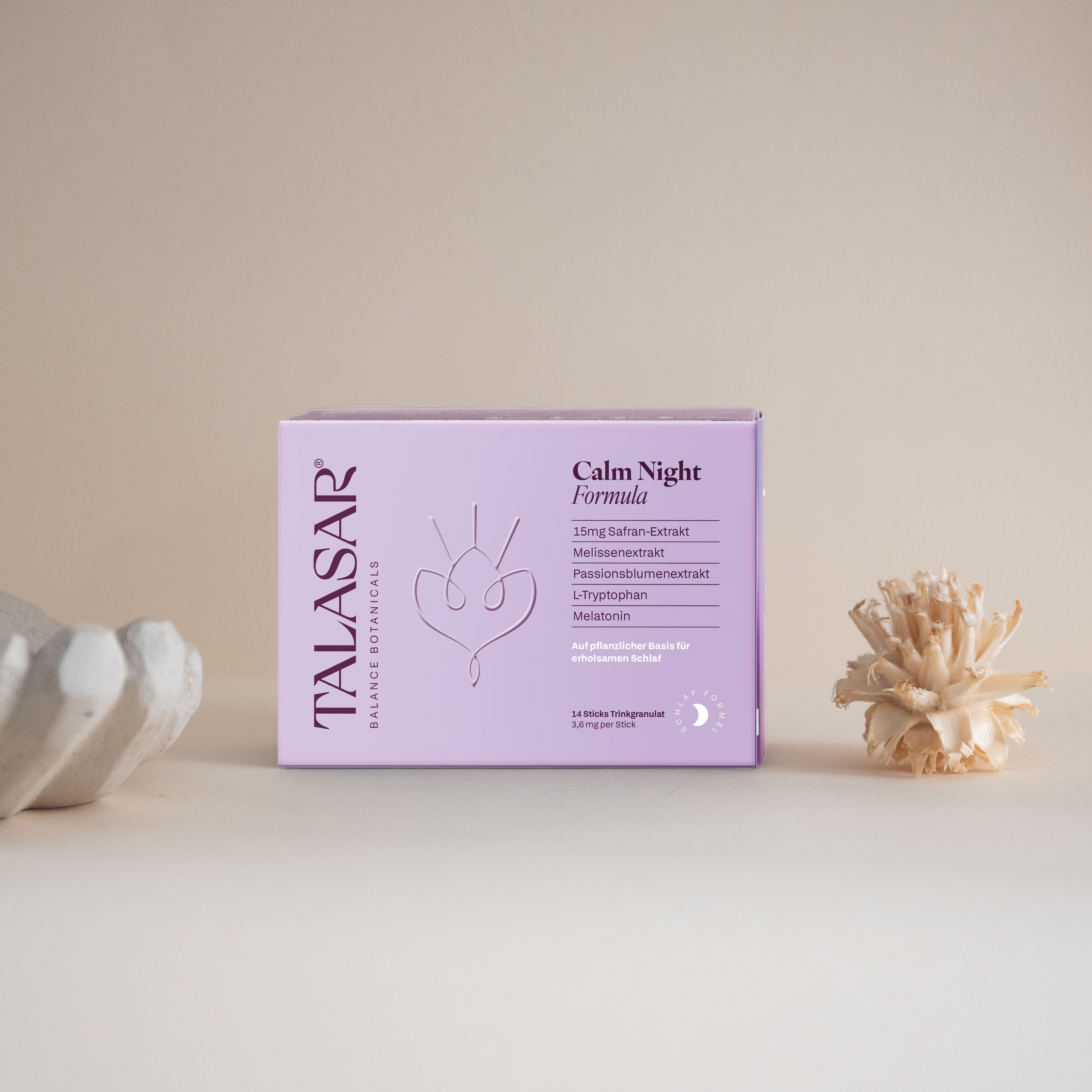 Lila Schachtel "TALASAR Calm Night Formula" auf hellem Hintergrund. Dekoration.