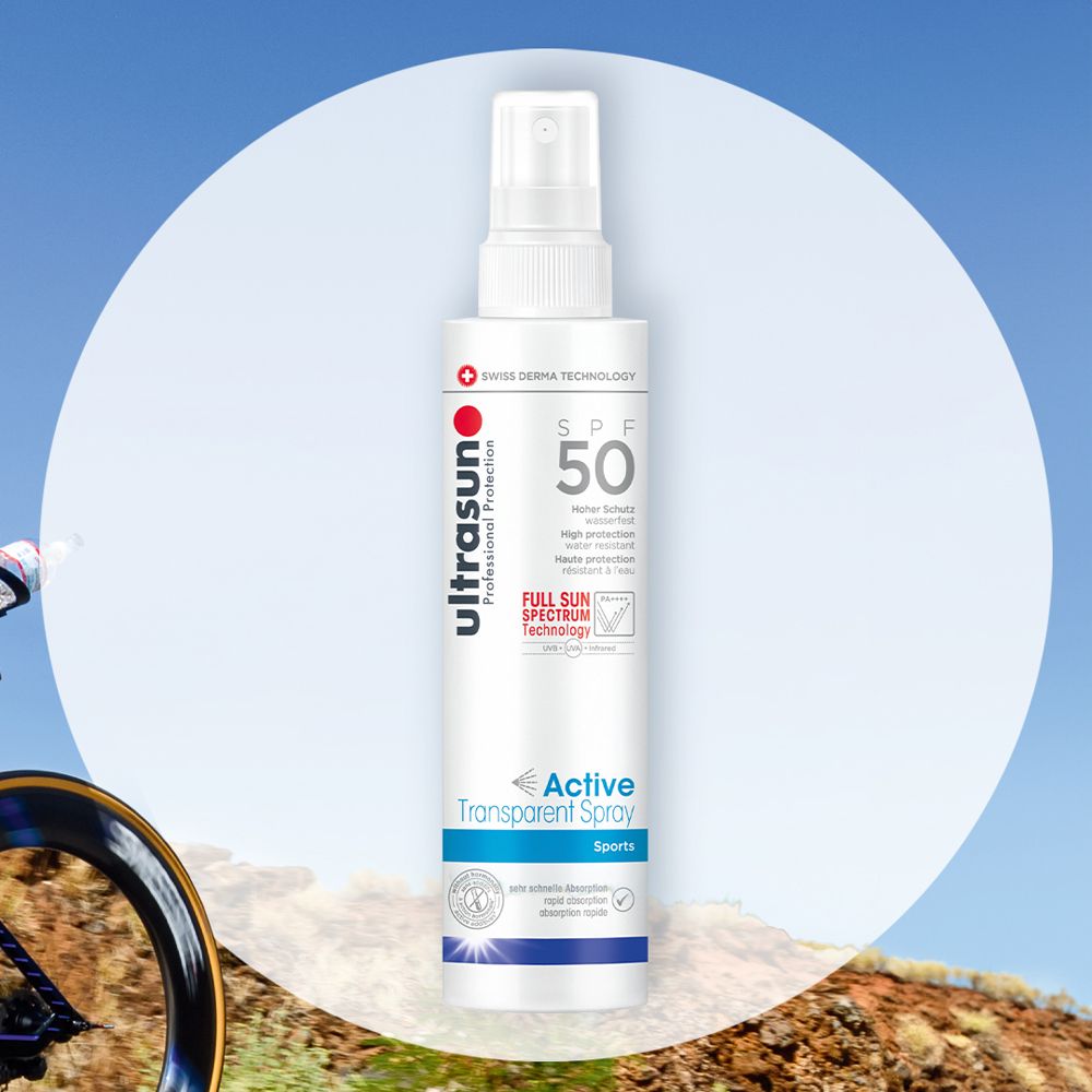Weißes Spray mit Sprühkopf. Aufschrift: ultrasun, SPF 50, Active Transparent Spray Sports. Hintergrund: Radfahrer.