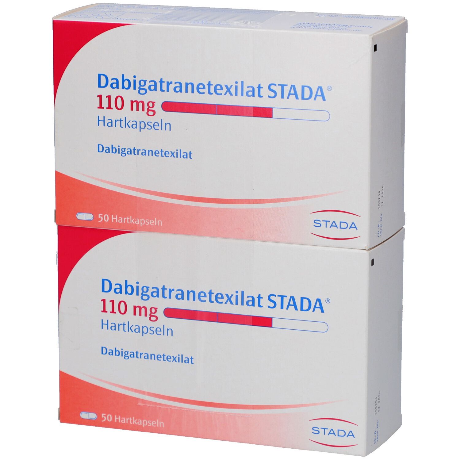 Zwei Kartons DABIGATRANETEXILAT STADA 110 mg Hartkapseln. Weiße Schachteln mit roter und blauer Schrift. STADA-Logo.