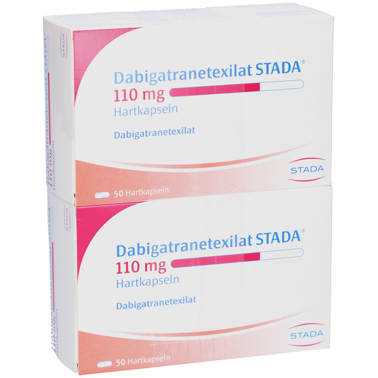 Zwei Kartons DABIGATRANETEXILAT STADA 110 mg Hartkapseln. Weiße Schachteln mit roter und blauer Schrift. STADA-Logo.