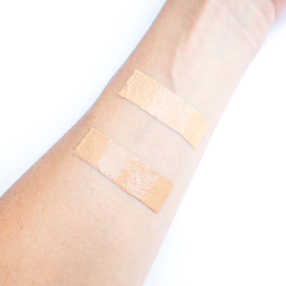 Arm mit zwei Creme-Abstrichen. Farbton Medium. Für empfindliche Haut.