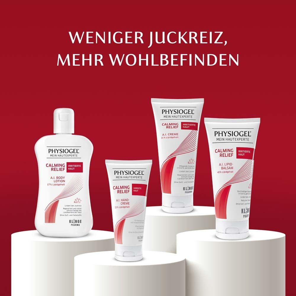 Produktreihe: PHYSIOGEL Calming Relief. Produkte: Body Lotion, Handcreme, Creme, A.I. Lipid Balsam. Auf Podest.