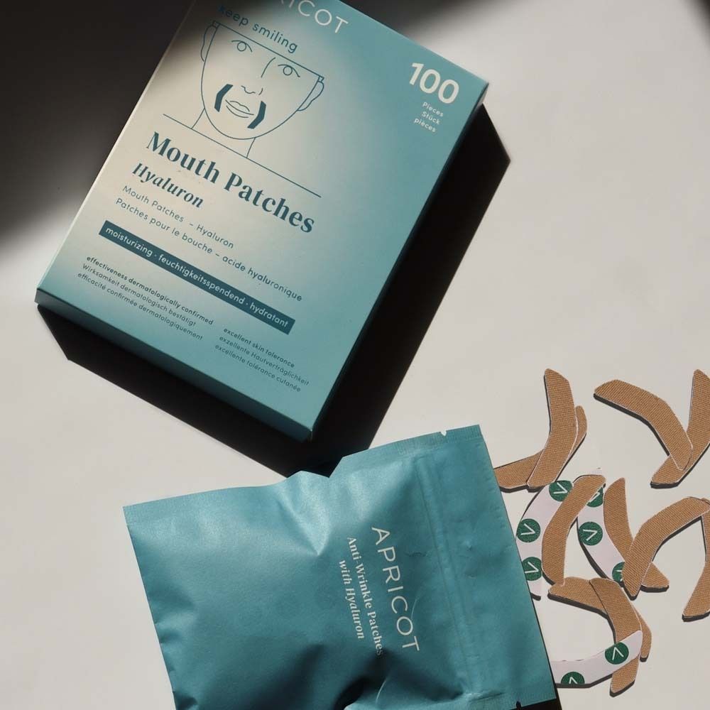 Verpackung und Einzelverpackung der Mund-Patches. Produktname APRICOT, Hyaluron. Einzelne Patches daneben.