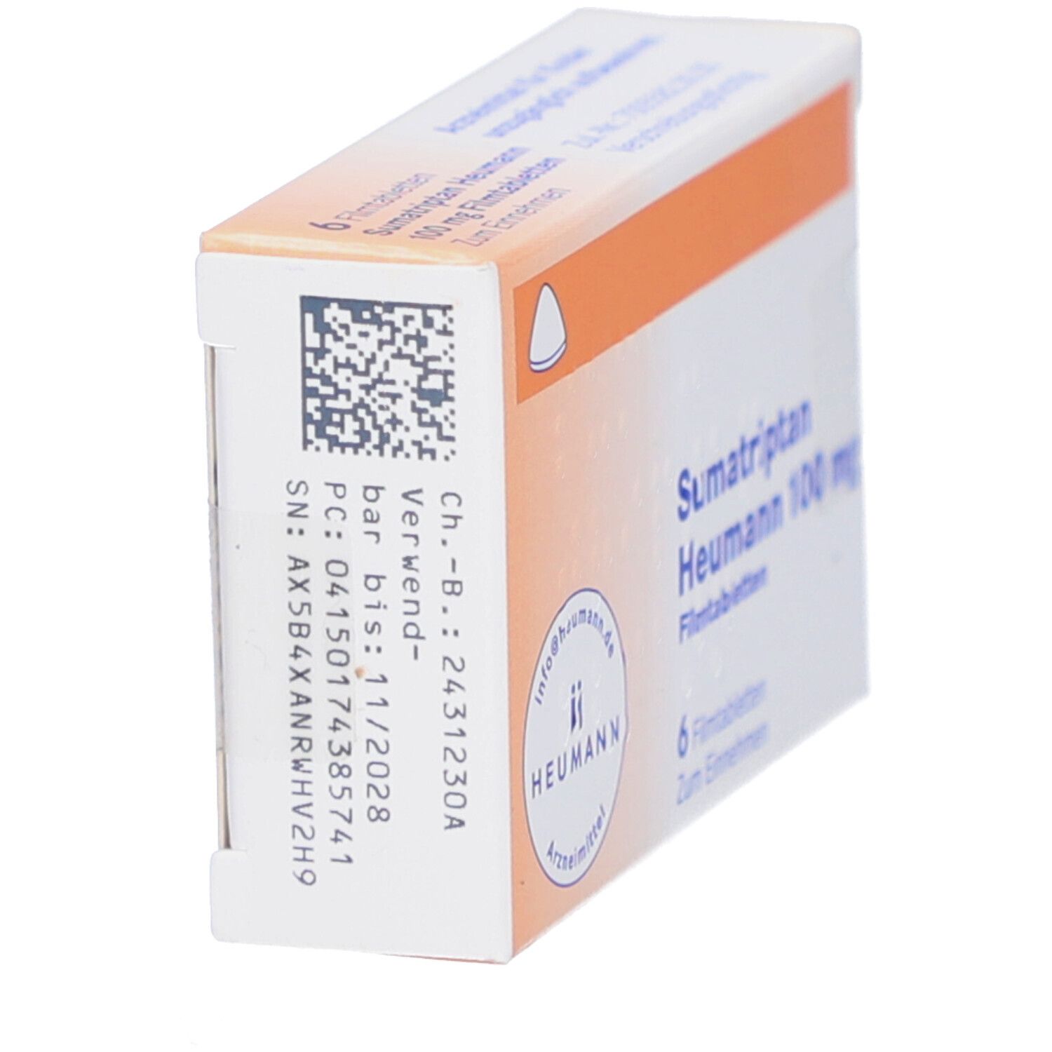 Seitenansicht der Schachtel. Sumatriptan Heumann 100 mg. QR-Code und Chargeninformationen. Orangefarbener Streifen.