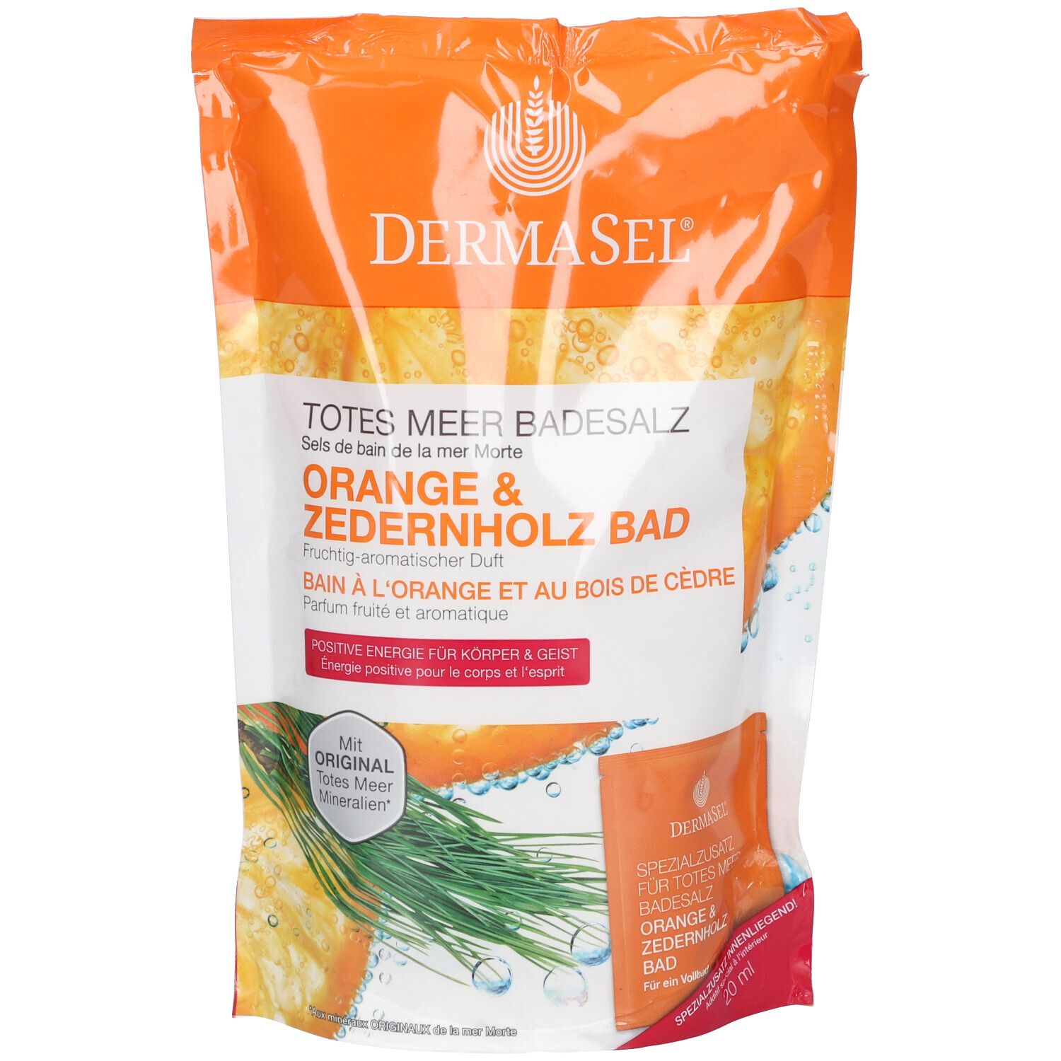 Verpackung mit DERMASEL® Badesalz. Orangefarbener Beutel mit Produktnamen und Inhaltsangaben. Abbildung von Orange und Zedernholz.