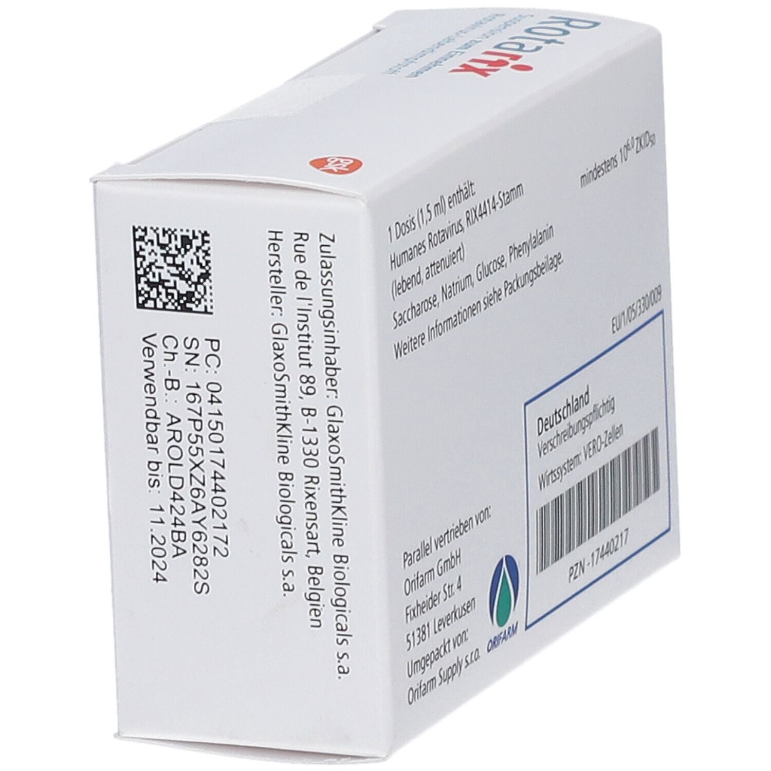 Rückseite der weißen Faltschachtel. Aufschrift: Rotarix. Herstelleradresse, Chargennummer, Verfallsdatum. Barcode und weitere Informationen.