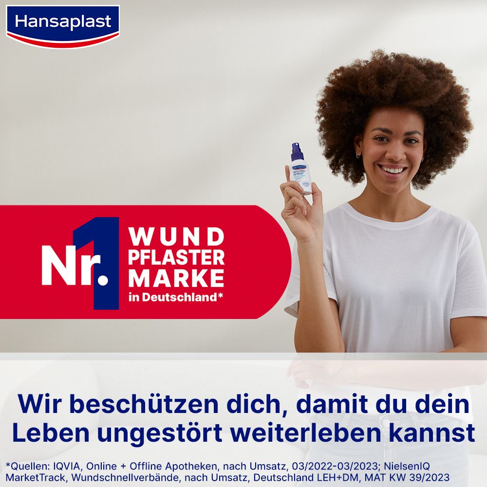 Frau hält eine blaue Flasche. Text: Nr. 1 Wundpflaster Marke in Deutschland. Wir schützen dich.