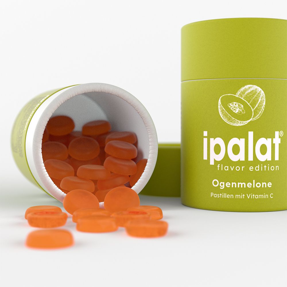 Grüne Verpackung mit Pastillen. Verpackung geöffnet, Pastillen daneben. Aufschrift: ipalat® flavor edition Ogenmelone Pastillen mit Vitamin C.