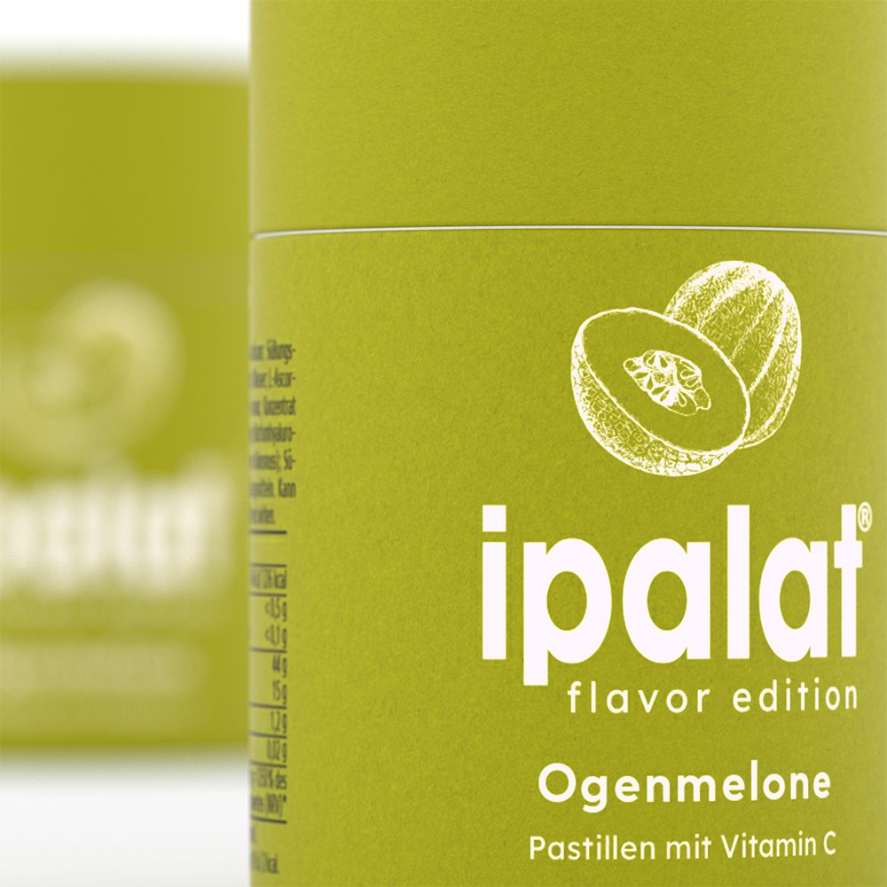Grüne zylindrische Verpackung. Aufschrift: ipalat® flavor edition Ogenmelone Pastillen mit Vitamin C. Melonen-Illustration.