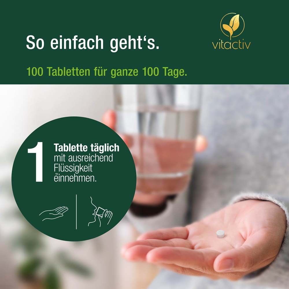 Person nimmt Tablette mit Wasser ein. Text: 1 Tablette täglich mit Flüssigkeit einnehmen.