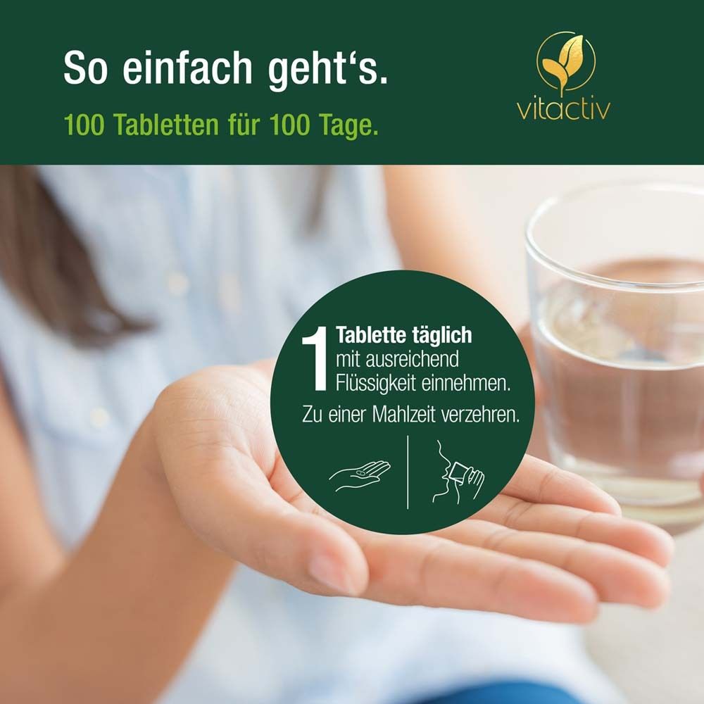 Hand mit Tablette und Glas Wasser. Text: 1 Tablette täglich mit Flüssigkeit einnehmen.