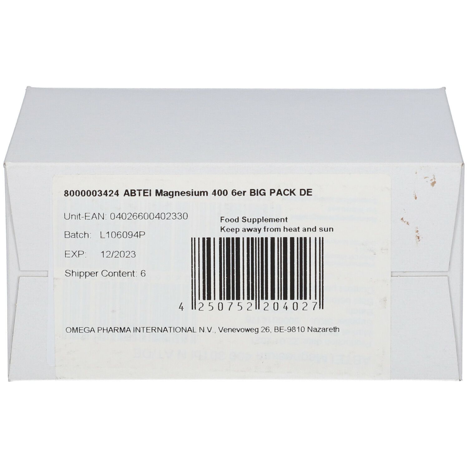 Weiße Verpackung mit Produktinformationen. Aufdruck: ABTEI Magnesium 400, Chargennummer, Verfallsdatum 12/2023, Barcode. Text: Food Supplement, Keep away from heat and sun.