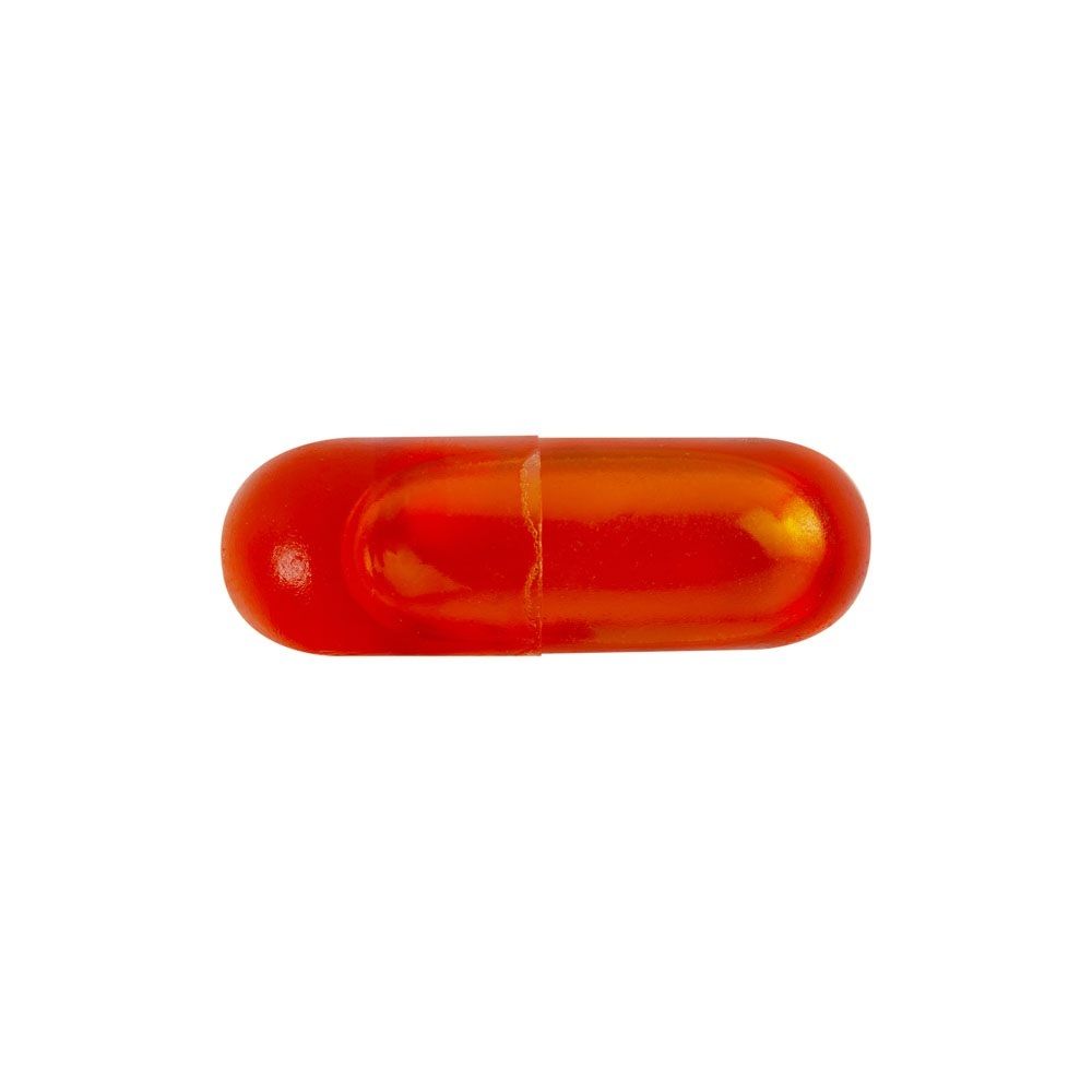 Eine einzelne rote Kapsel von Redcare Kurkuma Forte.
