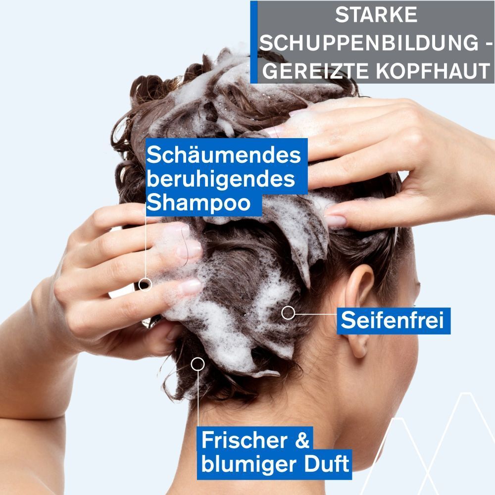 Person wäscht Haare mit schäumendem Shampoo. Text: 'Schäumendes beruhigendes Shampoo', 'Seifenfrei', 'Frischer & blumiger Duft'.