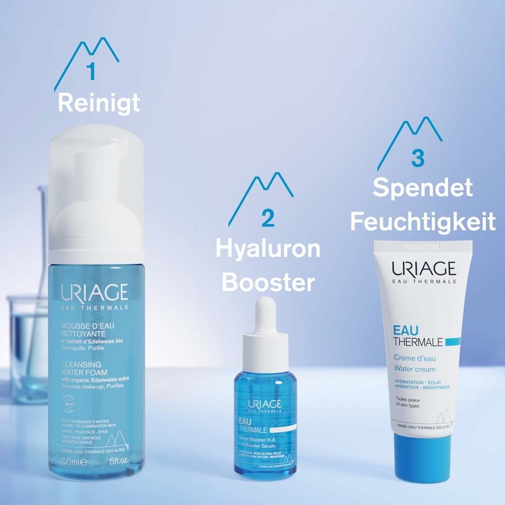 Drei Produkte. Text: Reinigt, Hyaluron Booster, Spendet Feuchtigkeit. URIAGE MOUSSE D'EAU NETTOYANTE, Serum, Creme d'eau.