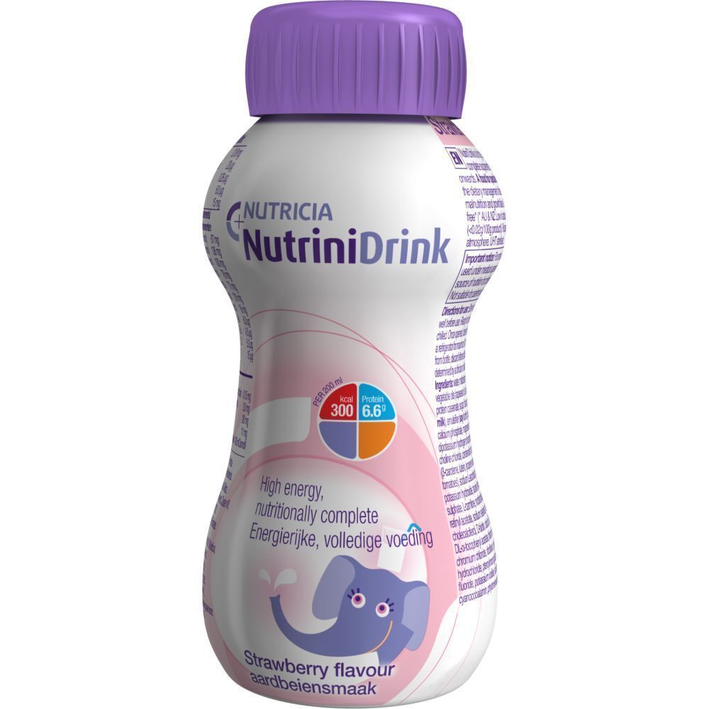 Flasche NutriniDrink Erdbeere. Weiß, rosa und lila. Aufschrift: NutriniDrink, Erdbeergeschmack. Lila Verschluss.