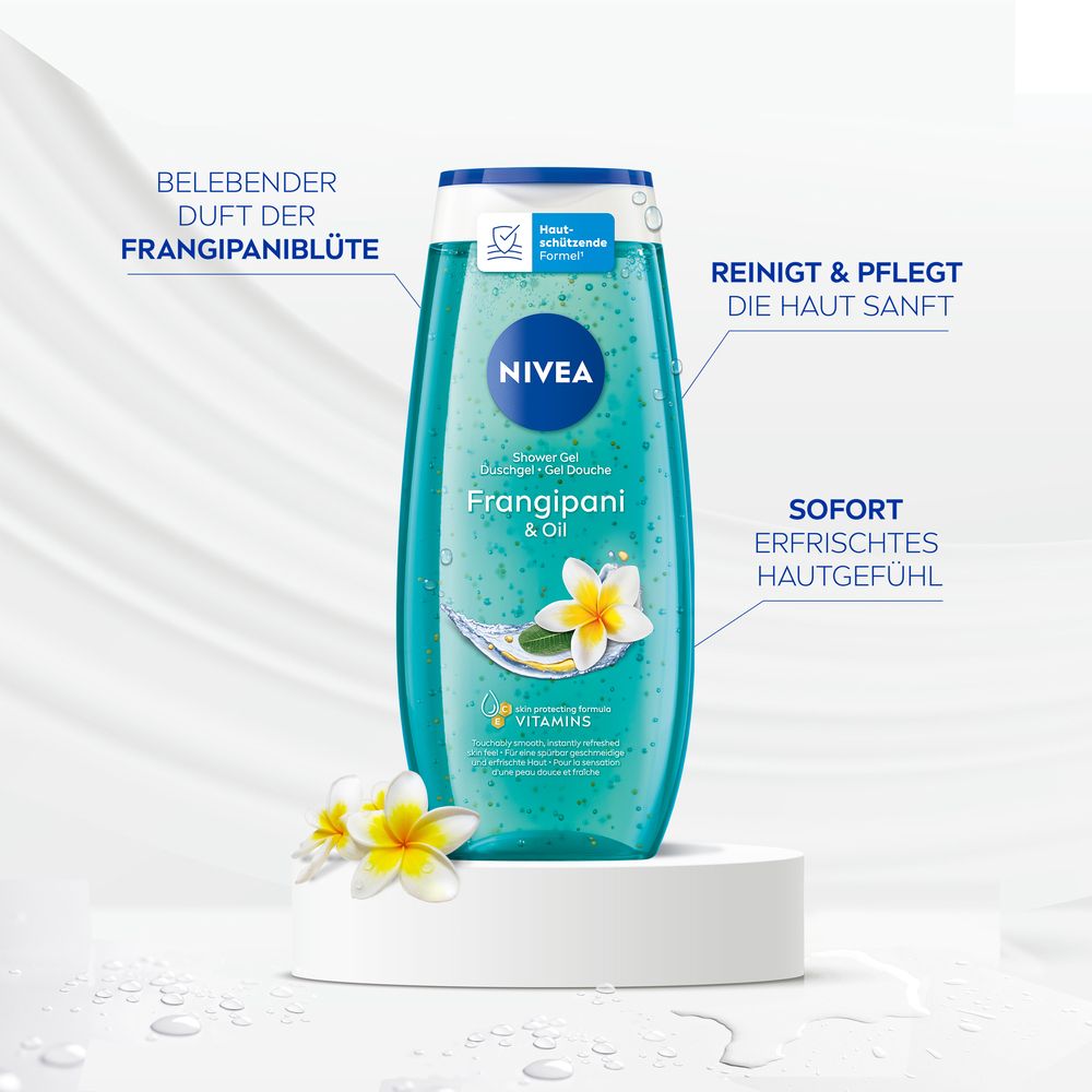 NIVEA Frangipani & Oil Pflegedusche auf einem Podest, umgeben von Wasser und Blüten. Beschriftungen heben Duft und Pflege hervor.